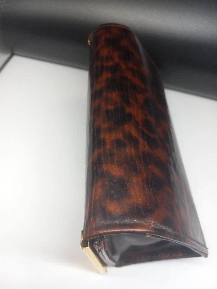 Estuche para gafas Tory Burch tono dorado con estampado de caparazón de tortuga Foto 4 de 4