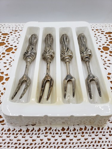 International Silver Company Set of 4 Silverplated Ribbon Design Forks - Picture 3 of 12