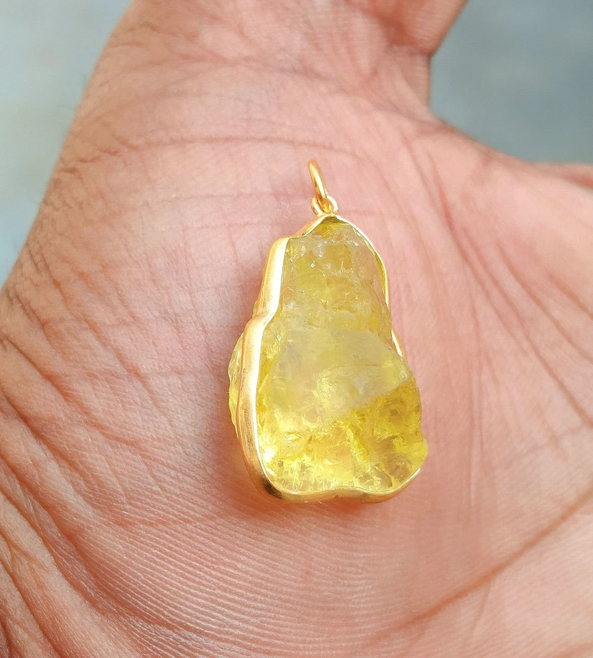 Colgante sin cuello hecho a mano con topacio limón áspero natural con dije de plata de ley 925 Foto 4 de 4