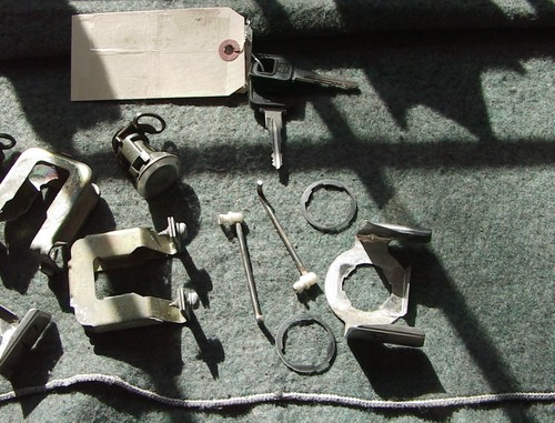 Volvo Door Locks With Access. for Volvo 940 Sedans and Wagons. (2) Keys Set #2 - Picture 2 of 4