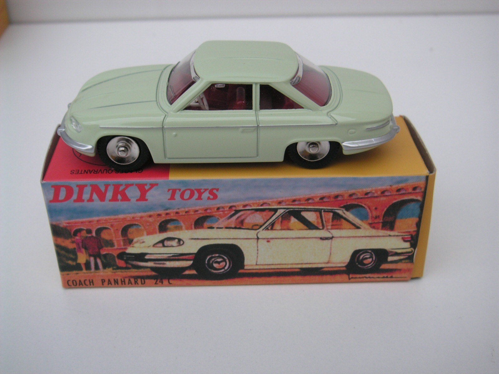 Panhard coach 24 C CT vitré vert clair 1964 pour décor de bureau vintage