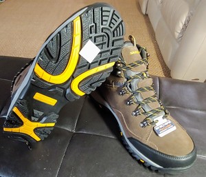 prada triple s