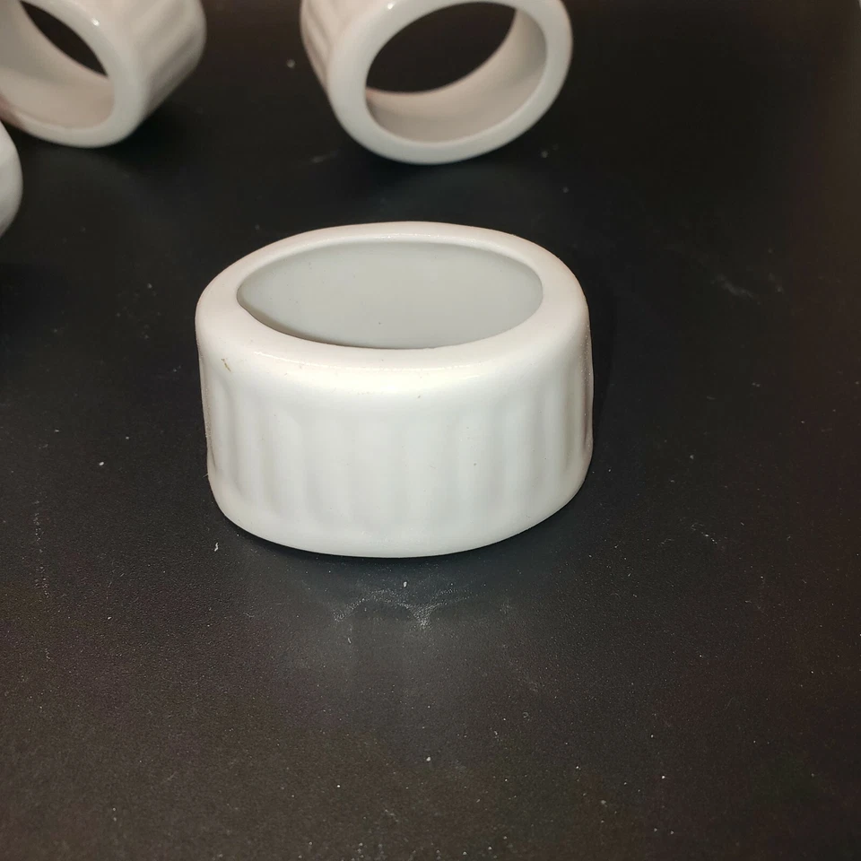 Juego de 6 servilleteros de cena Gibson de 2" elegantes blancos con forma ovalada acanalados Foto 4 de 4