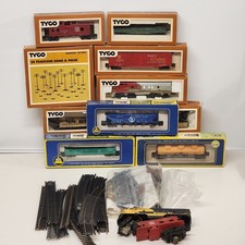 Tyco HO Scale Electric Train Large Lot Engine Cars Tracks  Accessories Vintage