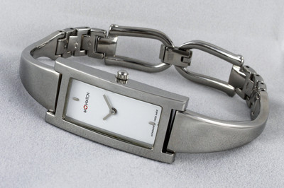 Elegante Damenuhr M-Watch Mondaine Swiss made Halbspange silber