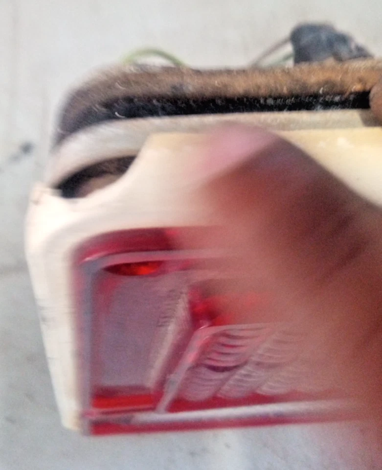 Conjunto de luces traseras izquierda Chevy Van 10 Series 1971-84 FC-30DG Foto 4 de 4