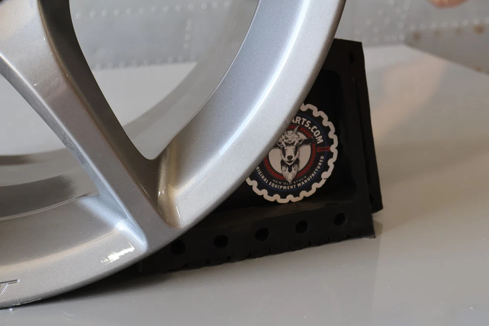 Llanta delantera 1TH17GD3AA NUEVA OEM 2010 DODGE VIPER SRT-10 ACR 18"X10" Foto 4 de 4