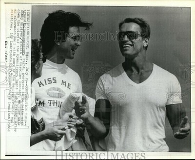 1986 Arnold Schwarzenegger Talks Bobby Shriver Hyannisport Wirephoto 8x10