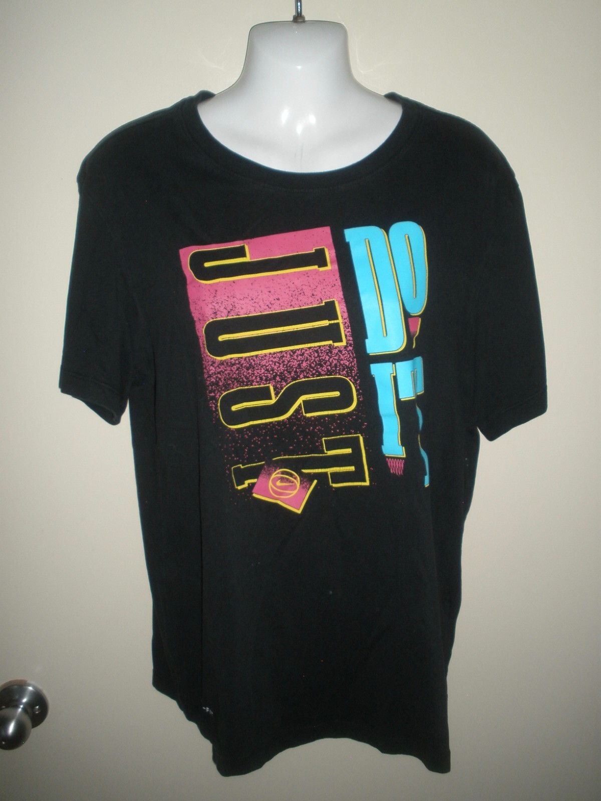 #680  The Nike Tee SS Shirt Men's S Black Basketball  Just Do It