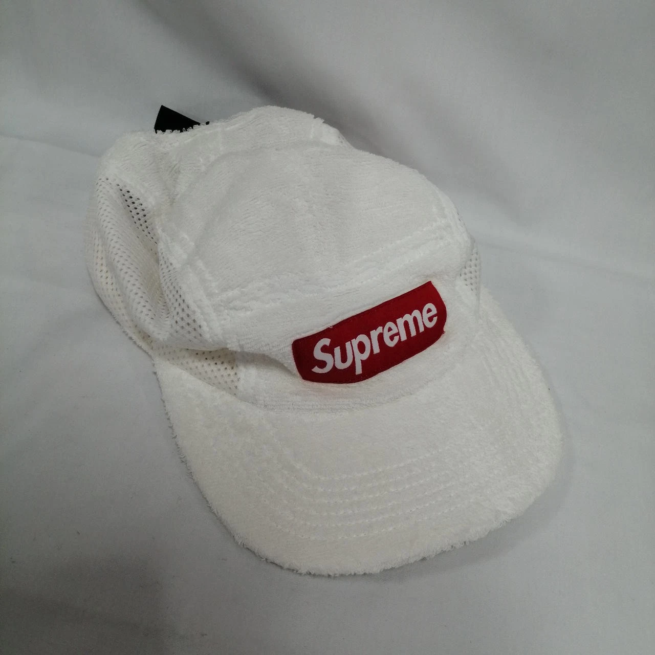 Numéro de modèle SUPREME : Casquette maille latérale blanche rouge