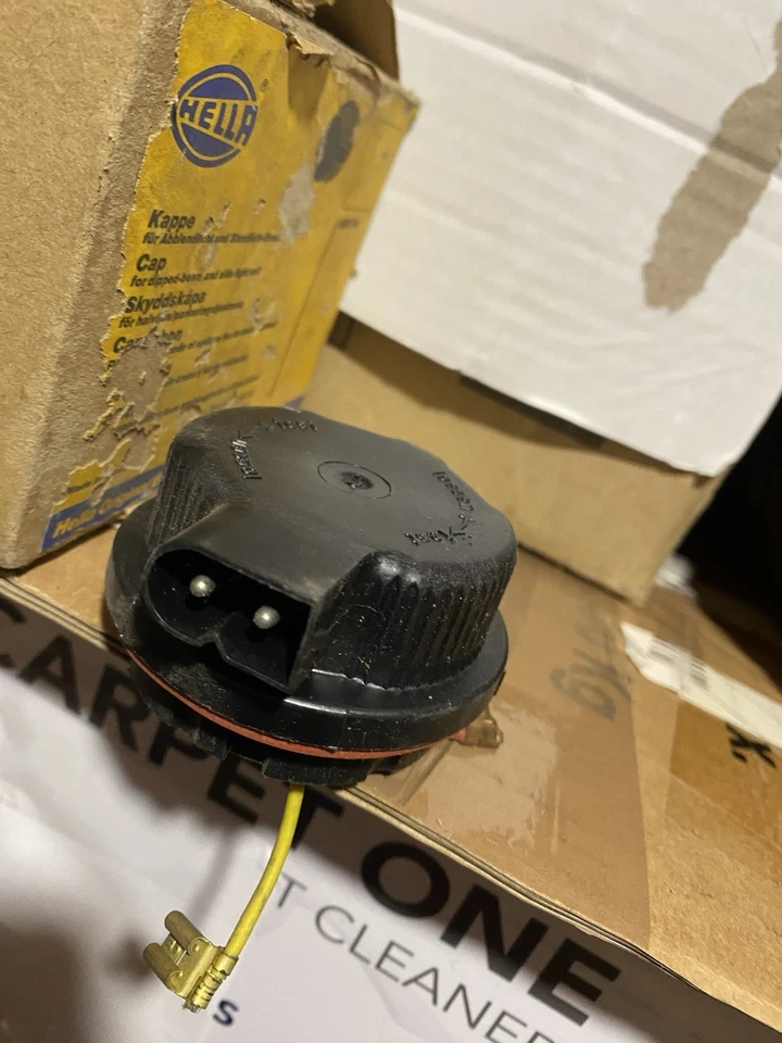 BMW E30 E34 E24 E32 Headlight End Cap Hella Bosch  Cache Arrière De Phare BMW - Image 3 of 4