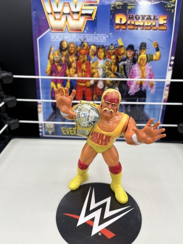 WWE/WWF Vintage Hasbro Hulk Hogan Action Fig & cha...