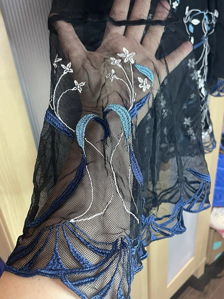 Blusa Top Bordada Alfani Negra Azul Floral Campana Talla 2X XXL Boho Caprichosa Gótica Foto 3 de 4