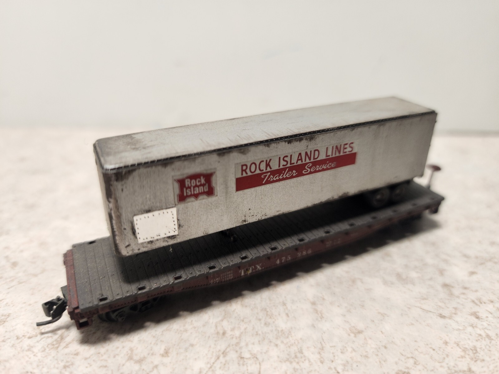 Atlas N Scale Piggyback Flat Car with 40' Trailer Rock Island Weathered