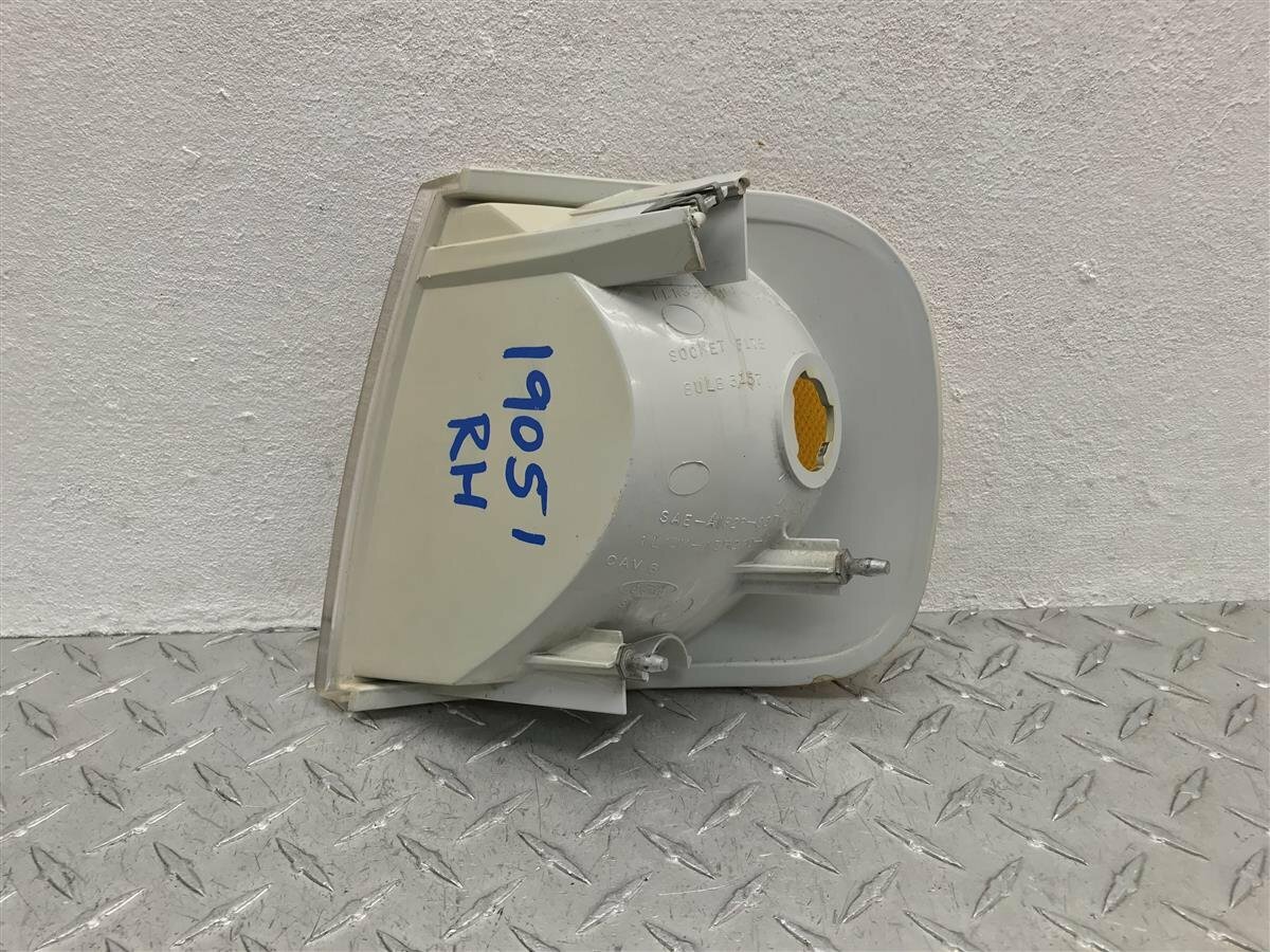 97-04) FORD F150 EXPEDITON RIGHT PASSENGER TURN SIGNAL LIGHT OEM