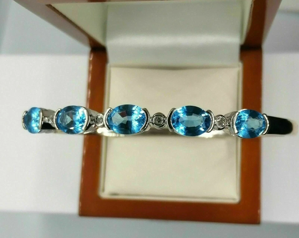 Brazalete brazalete de diamantes y topacio simulado corte ovalado de 4 quilates enchapado en oro blanco de 14 quilates Foto 3 de 4