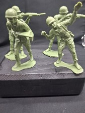 Lot of 4 Green Plastic Infantry Army Men Toy Soldier Figures