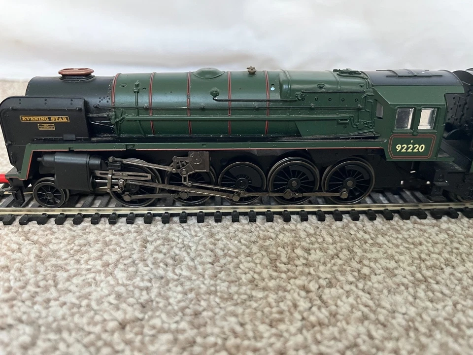 HORNBY OO GAUGE BR 2-10-0 LOCO & TENDER – EVENING STAR No 92220. SPARES/REPAIR - Image 3 of 4