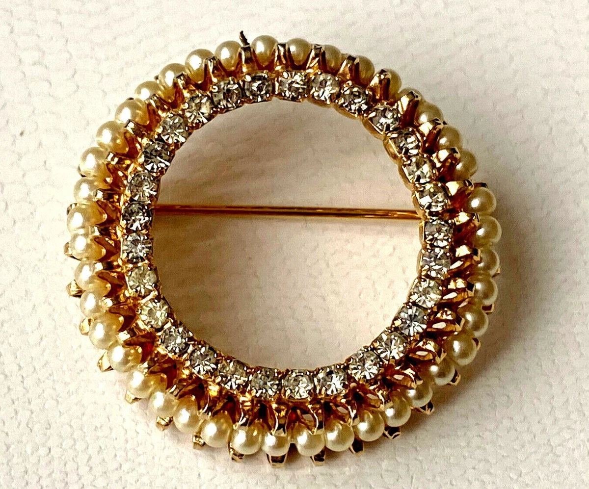 Broche camée vintage des années 1970 : Trois muses, plastique finement moulé, années 70 - France