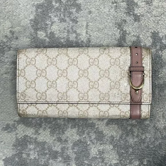 Portefeuille long Gucci Continental monogramme GG Supreme ivoire beige boucle rabat