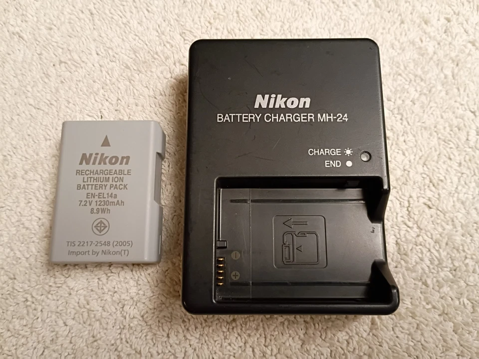 Nikon D3500 24.2MP DSLR w/Nikon 18-55mm VR Zoom Lens Kit   1,046 Clicks! - MINT! - Image 4 of 4