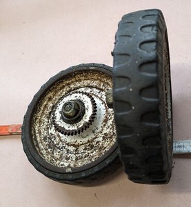 Räder Reifen f. Rasenmäher, Ø 18 cm , Breite 4 cm , mit Zahnrad für Radantrieb