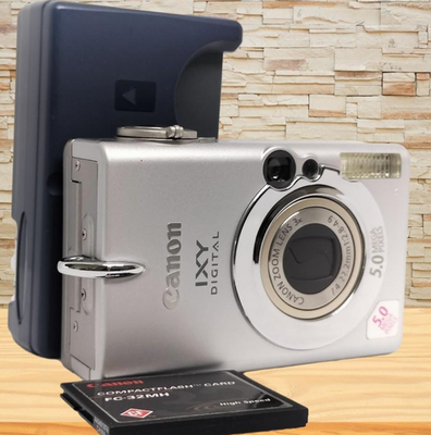 Canon IXY Digital 500 Conpact Digital Camera Silver w Canon IXY Digital 500 Conpact Digital Camera Silver w