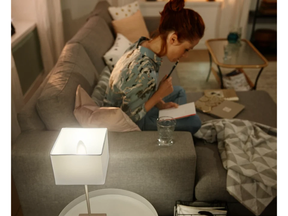 Philips Hue 556968-KIT White and Color Ambiance E12 Candle Bulb + Hue Bridge - Image 3 of 4