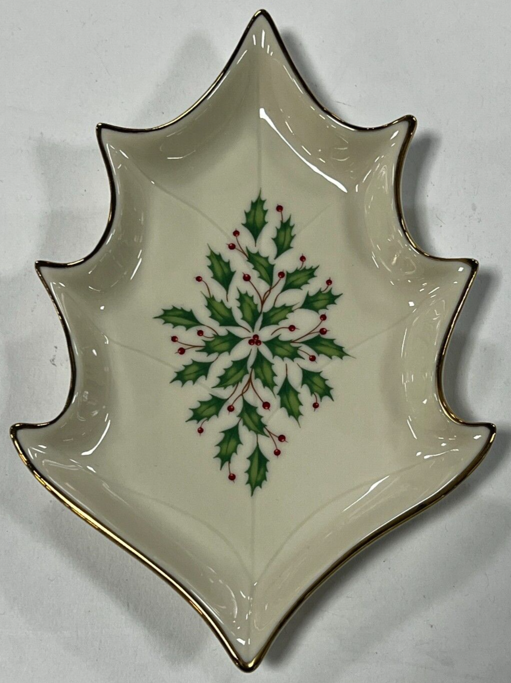 LENOX HOLIDAY HOLLY LEAF DISH - HOLLY & BERRIES