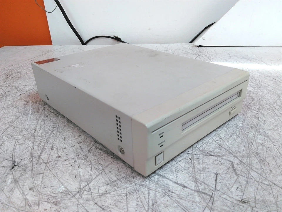 Damaged Sony RMO-S561 9.1GB External SCSI MO Disk Unit AS-IS - Image 4 of 4