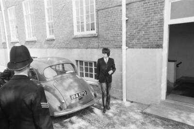Mick Jagger and Keith Richards of The Rolling Stones face dru- 1967 Old Photo