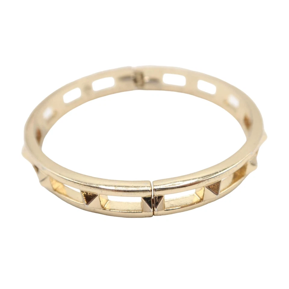 PREMIER DESIGNS Brazalete con bisagras con abrazadera abierta con pasador piramidal tono dorado Foto 4 de 4