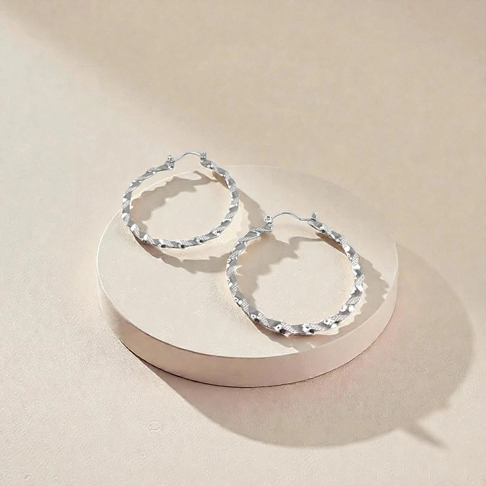 Серебряные витые серьги-кольца из Нержавеющей стали с покрытием из Белого золота 18 карат Диаметром 50 мм 2990₽