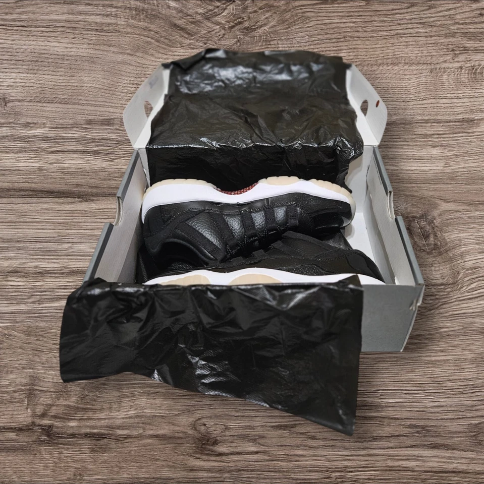 NIKE AIR JORDAN Retro 11 LOW GS 72-10 BLACK Red 528896-001 SIZE 7Y WMNS 8.5 BRED - Image 3 of 4