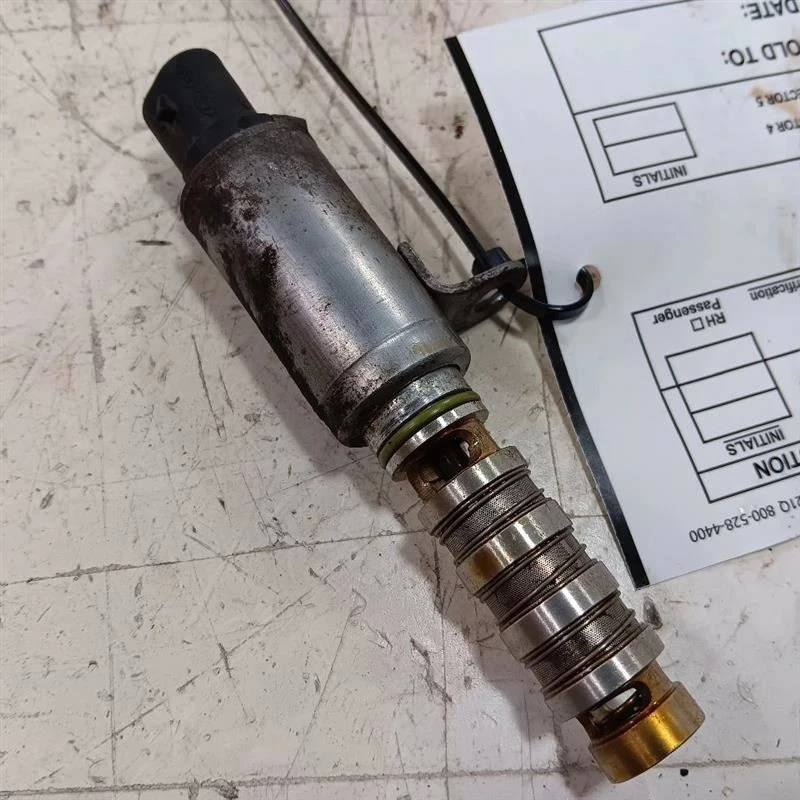 Válvula de control de aceite de distribución variable Kia Forte culata solenoide 1,8 L 2014 Foto 2 de 4