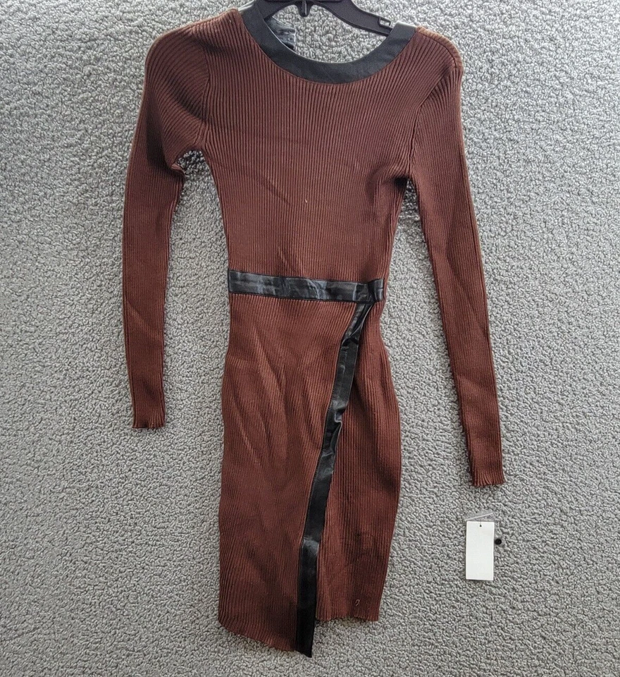 Vestido Suéter BCX Cuello Redondo Imitación Cuero Ribete Juniors XXS Cierre Botón Camel Foto 2 de 4