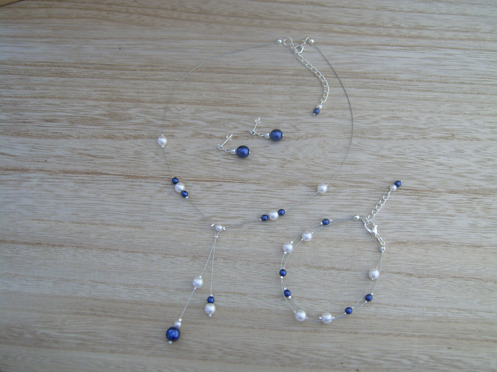 Bijoux mariée bleu marine et blanc pour sublimer une robe de mariée