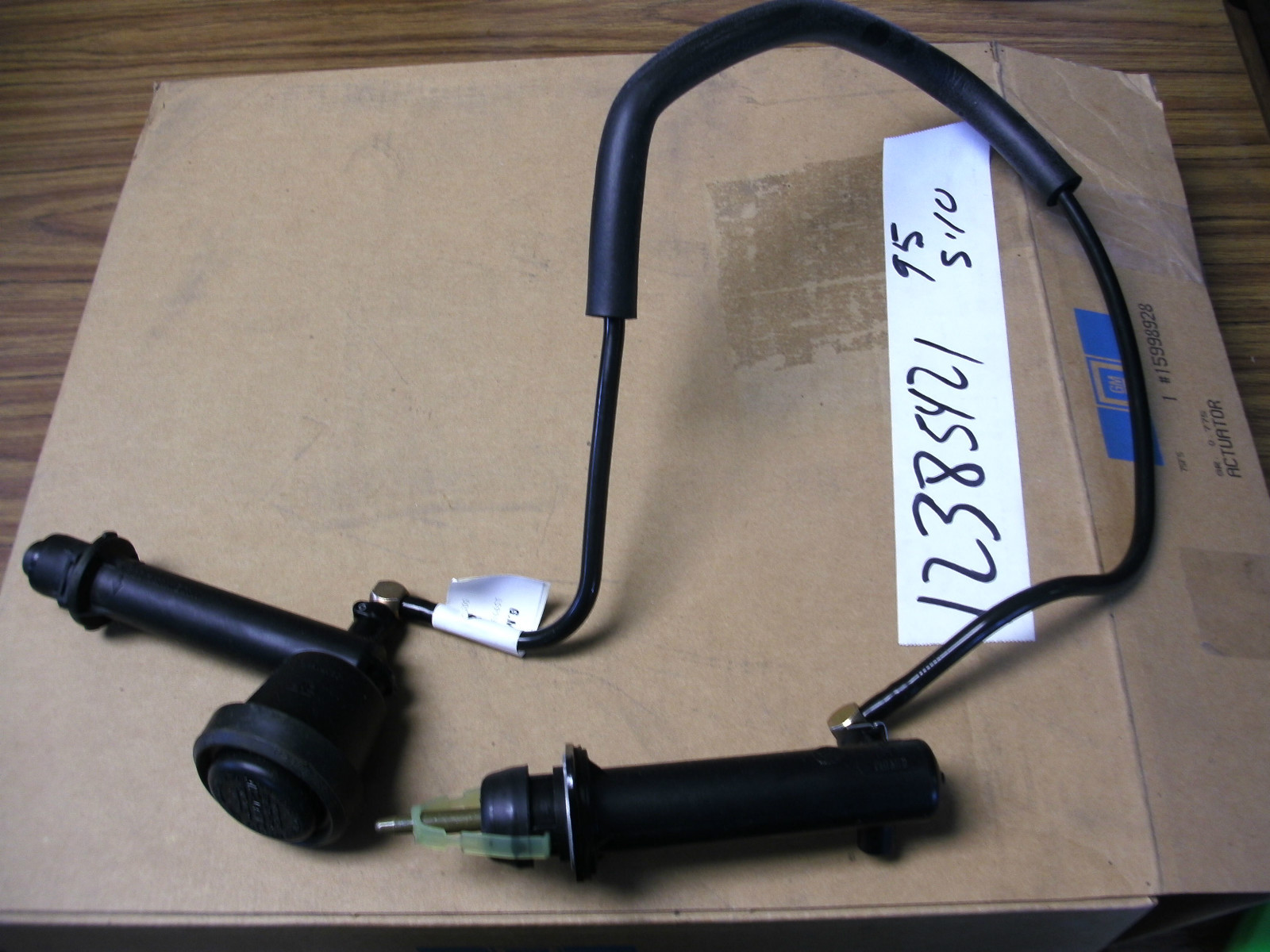 NEW GM HYDRAULIC CLUTCH MAIN CYLINDER ACTUATOR OEM 12385421 (BARB8070