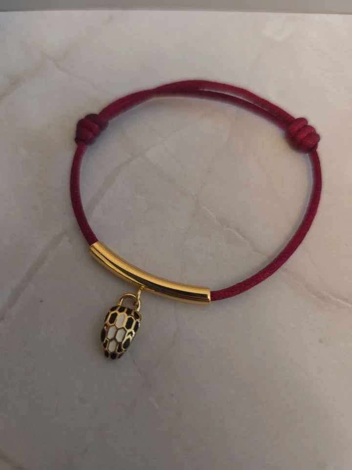 Pulsera Bvlgari Serpenti Forever en tela roja Foto 4 de 4