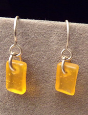 VTG ARTIST STERLING SILVER light ORANGE SEA GLASS DAINTY DROP PIERCE EARRINGS