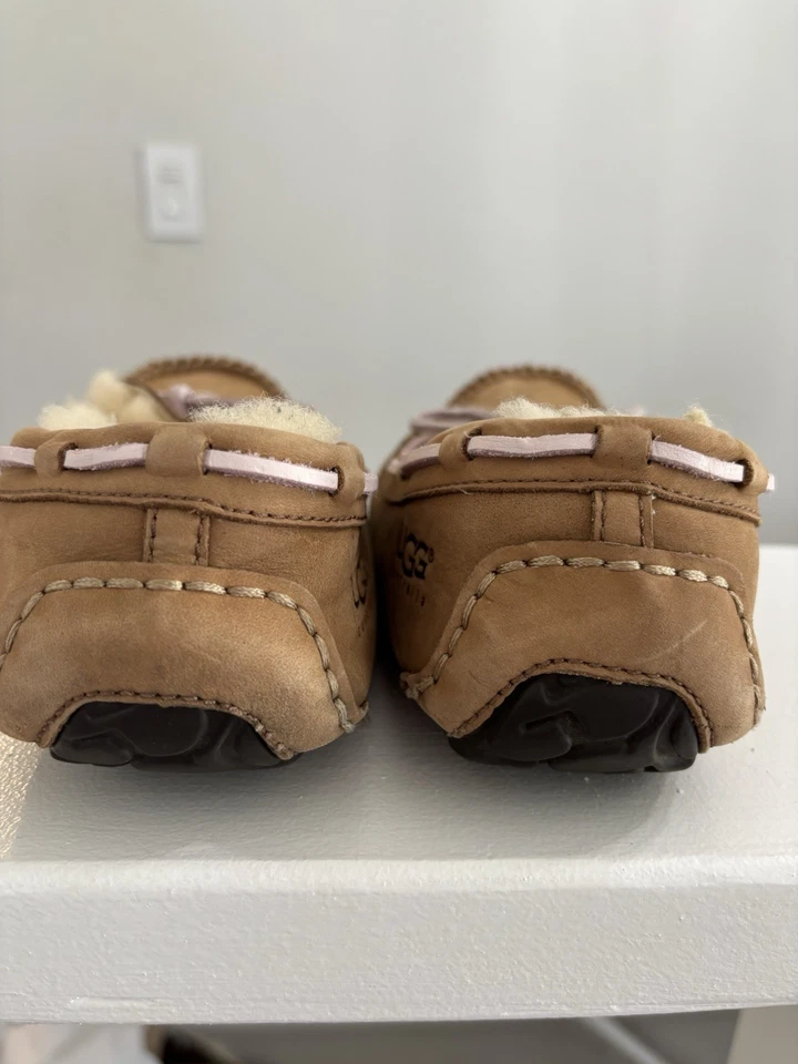 Zapatillas UUG piel de oveja con corbatas de cuero talla 8 Foto 2 de 4