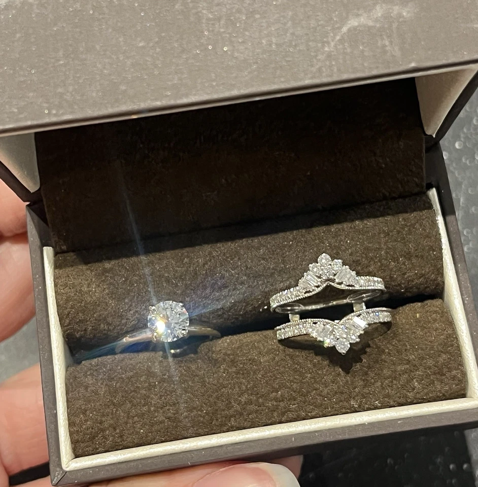 Anillo solitario de oro blanco de 14 quilates de 1,09 quilates cultivado en laboratorio con diamante natural potenciador de 1/2 Foto 3 de 4