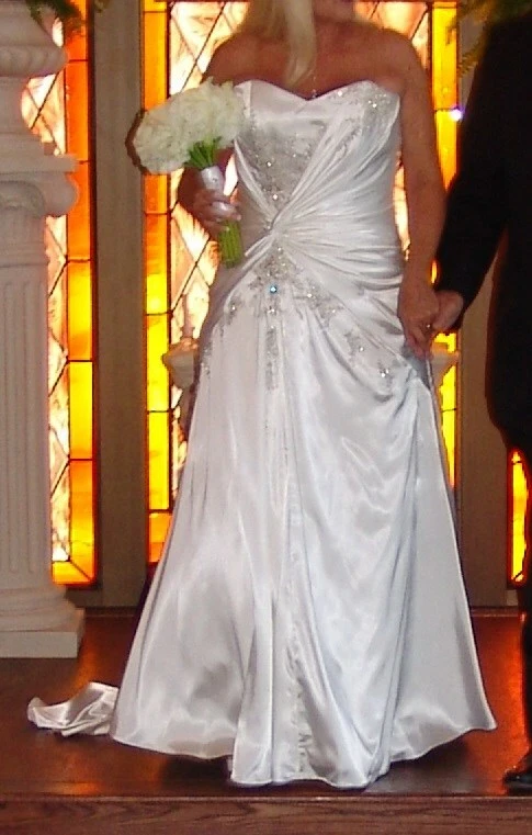 Wedding Gown Elegant, Sophisticated, and Slimming. Zippered w/button down look. - Image 3 of 4