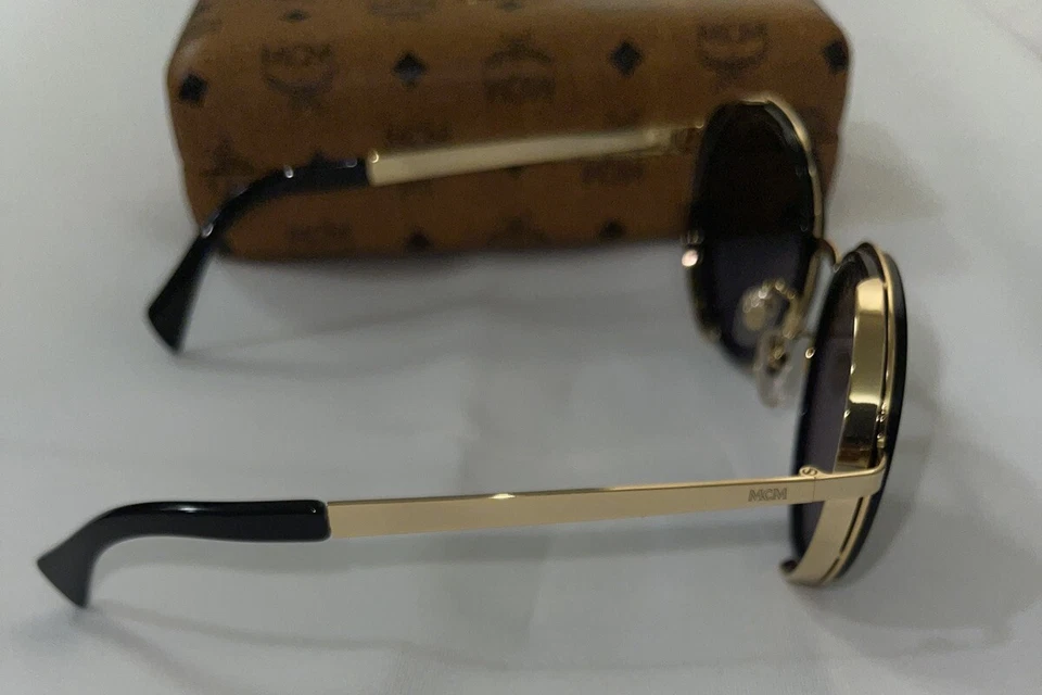 Gafas de sol MCM para hombre con lente dorada negra edición limitada 🔥 Foto 2 de 4