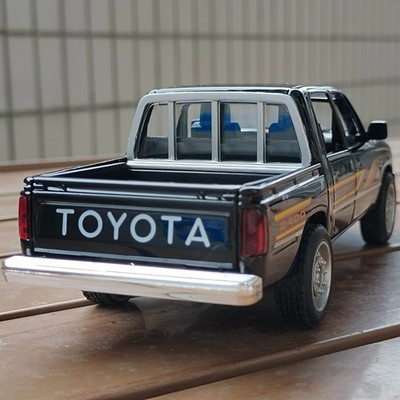 トヨタ ミニカー HILUX ② TOYOTA HILUX DOUBLE CAB PICKUP TRUCK WHITE 1/27 DIECAST CAR
