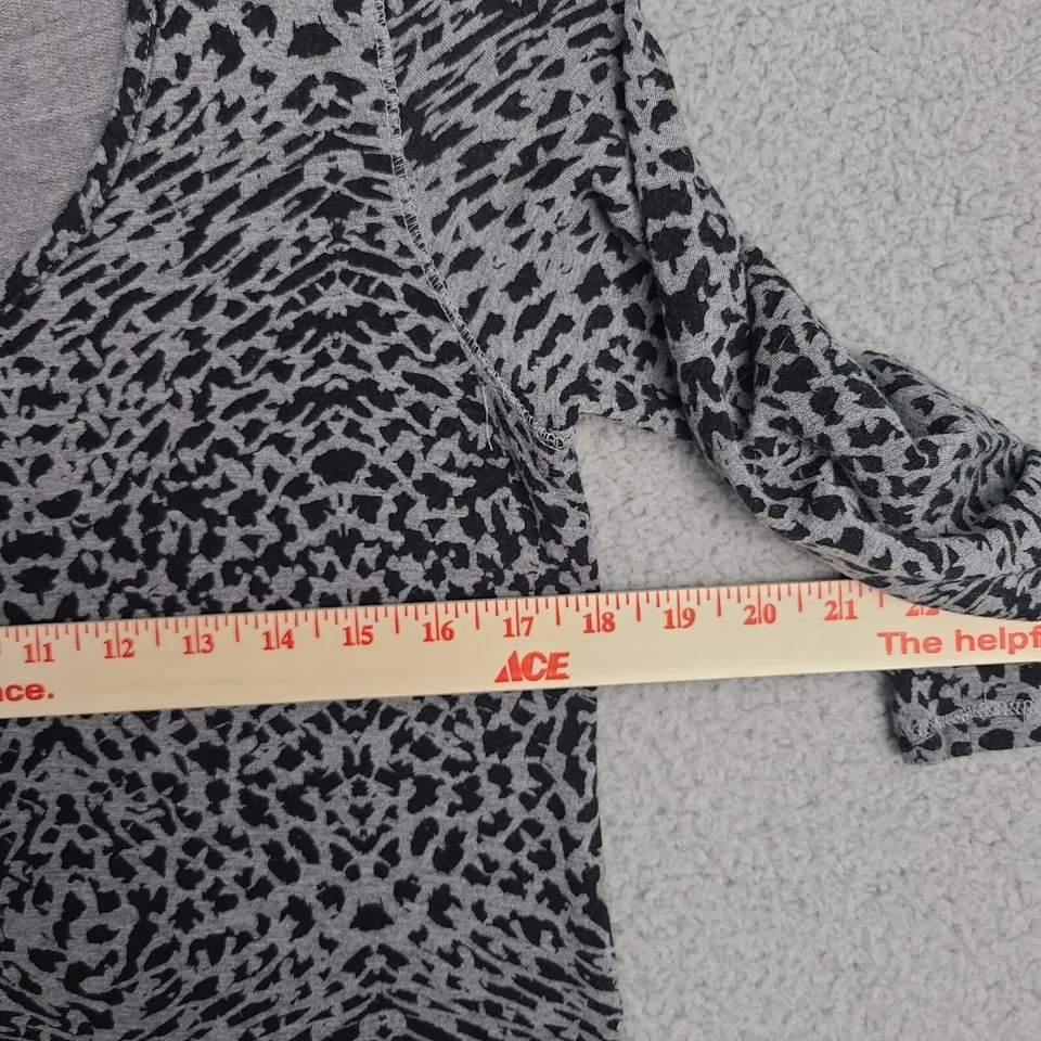 Túnica pulôver Jessica Simpson feminina tamanho G cinza preta estampa de chita - Imagem 4 de 4