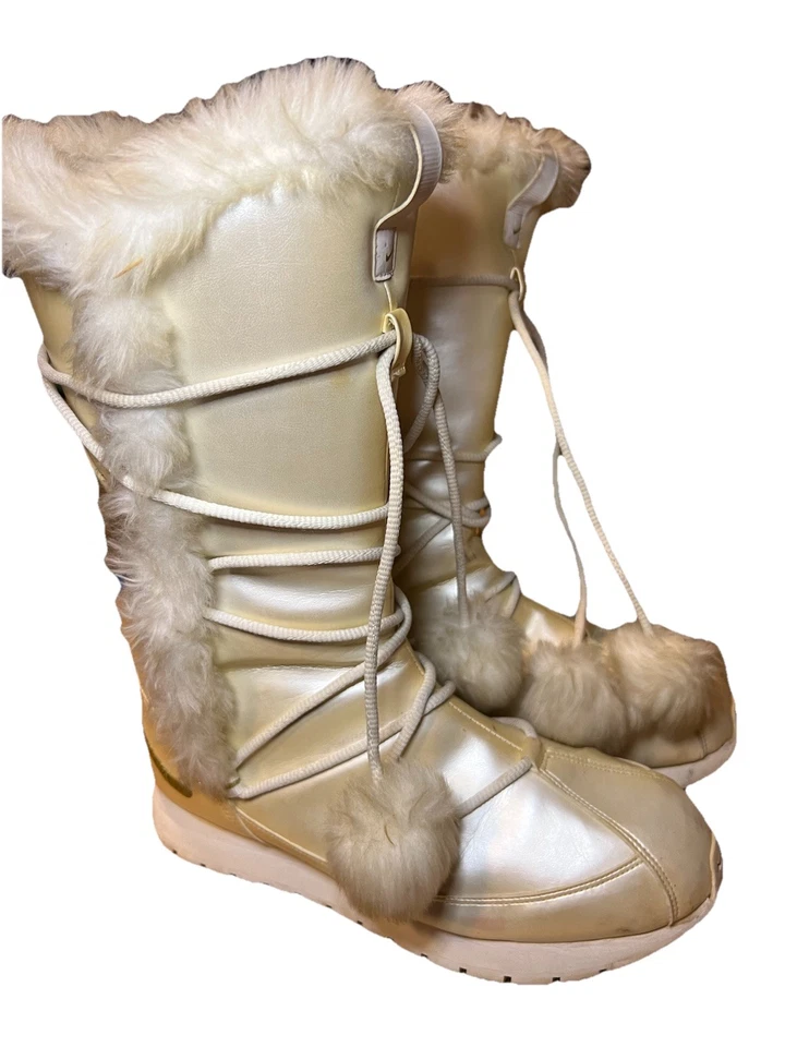 Botas de invierno Nike de piel sintética pompón doradas para mujer talla 8 cremallera alta cortez Y2K nieve usadas en excelente estado Foto 2 de 4