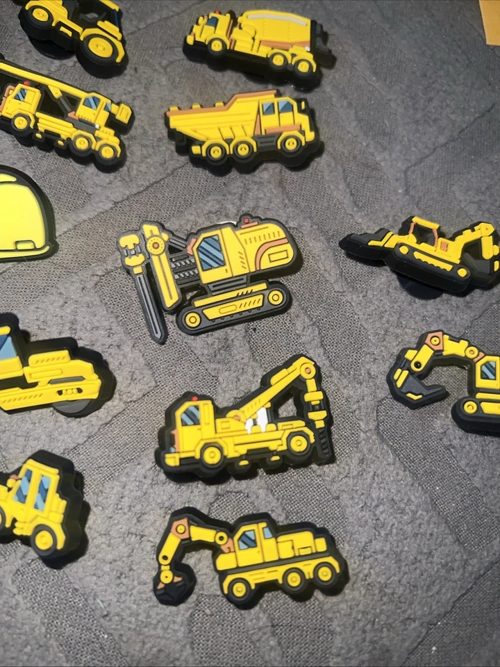 Dijes/crocs para zapatos, equipo de construcción, juego de 12, casco, camión volquete Foto 3 de 4