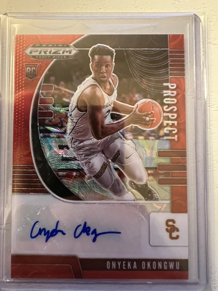 ✍ Selecciones del draft Panini Prizm 2020/88 ELECCIÓN ROJO RC AUTO Onyeka Okongwu #PA-00 💎 Foto 3 de 4