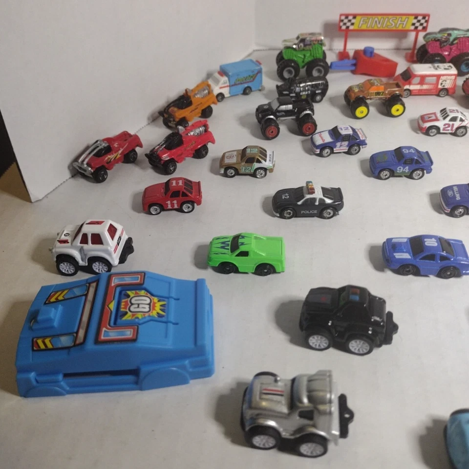 Винтажные микро автомобили Hot Wheels, Imperial, Road Champs, Funrise и универсальный лот 60+ - Изображение 2 из 4